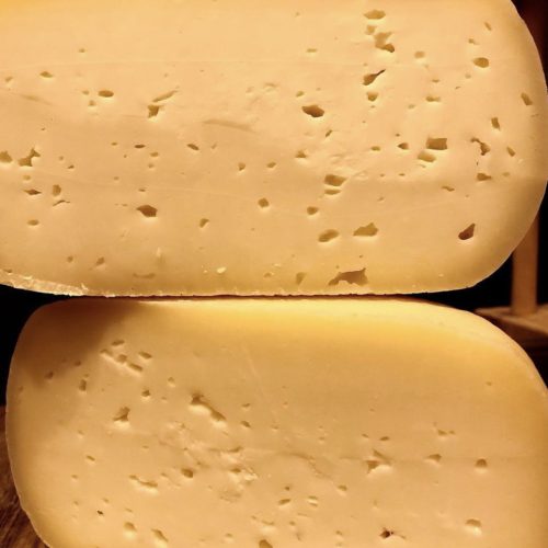 גבינה בסגנון טום- השם טום מתייחס לכמה גבינות המיוצרות בעיקר בהרי האלפיים ובשוויץ.  אותן גבינות מיוצרות מחלב דל בשומן לכן בעלות אחוזי שומן נמוכים. אצלנו מייצרים גבינות טום מחלב עזים וחלב בקר.