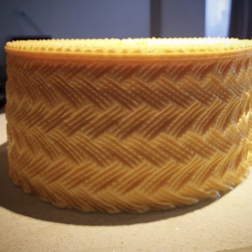 גבינה בסגנון מנציאגו- גבינה ספרדית קשה בעלת טקסטורה ייחודית הנוצרת עקב יישון בתבניות קש. בעלת מרקם קשיח אך גמיש.