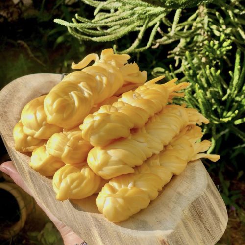 גבינה בסגנון צמה מעושנת- שערות גבינה מעושנות בשבבי עץ פרי . היא עשויה מחלב בקר, הגבינה מגיעה בצורה של צמות.